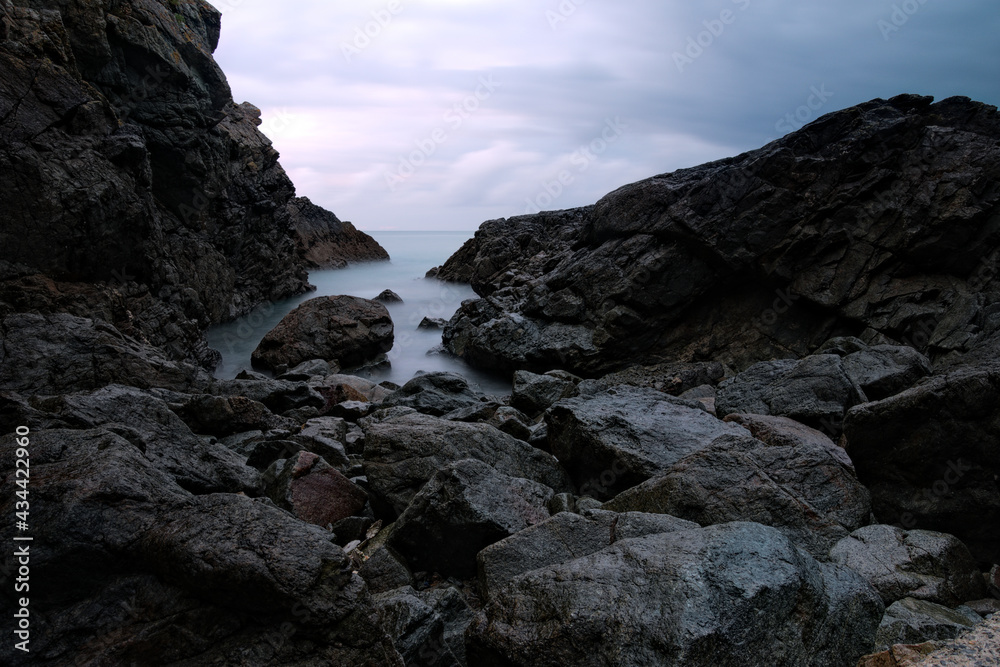 Mer et rochers en pose longue au matin