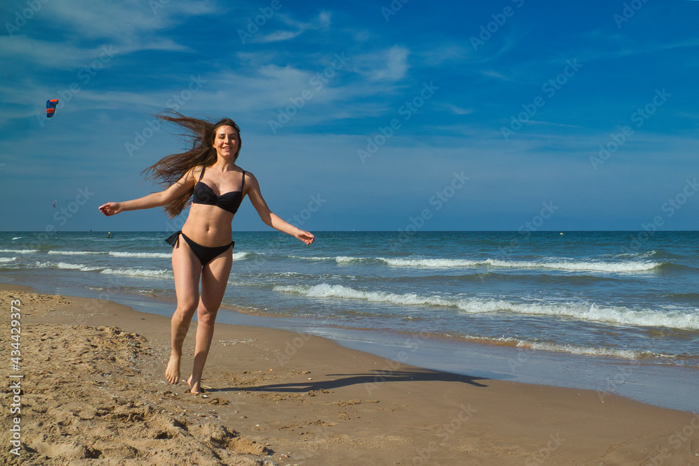 chica en la playa paseando chica en la playa paseando