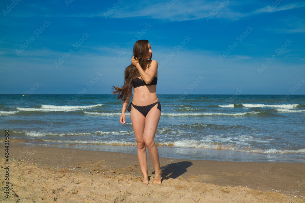 chica en la playa paseando chica en la playa paseando