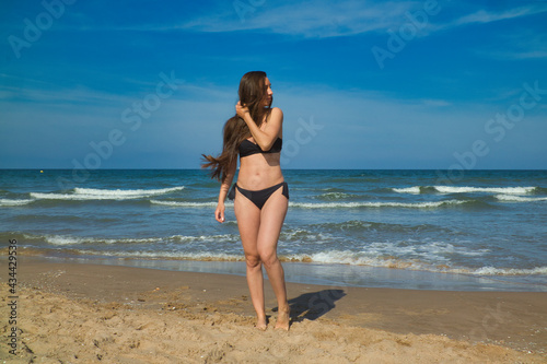 chica en la playa paseando