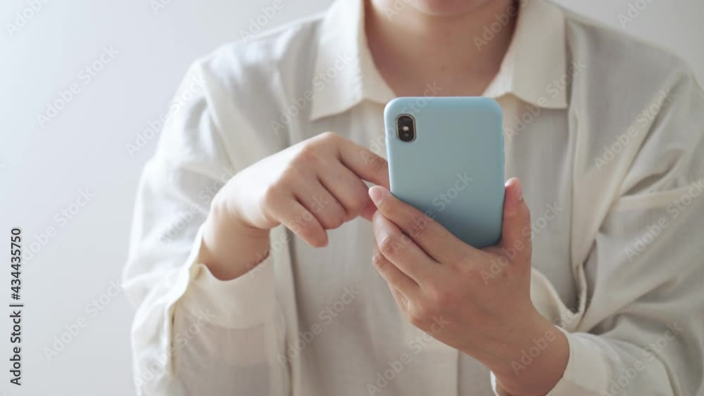 女性・スマホ 女性・スマホ