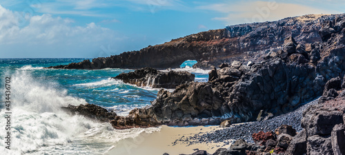 Fototapeta Naklejka Na Ścianę i Meble -  Sea Arch Formed in The Lava Flows on The Palani Highway, Maui, Hawaii, USA