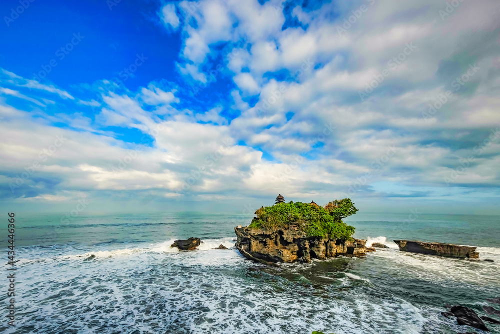 Obraz premium scenic view of the sea temple Tanah Lot, Bali, Indonesia