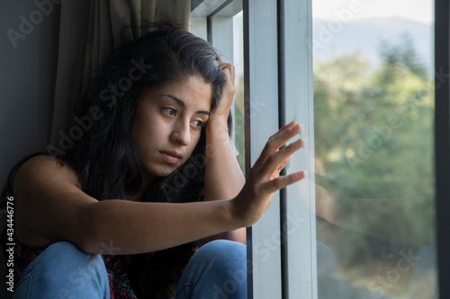 Quadro em tela Mujer triste en la ventana
