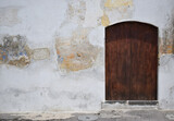 Puerta de madera color cafe en una casa en Antigua Guatemala.