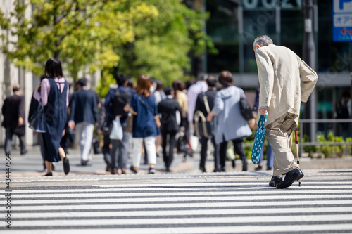 一人で横断歩道を渡る老人
