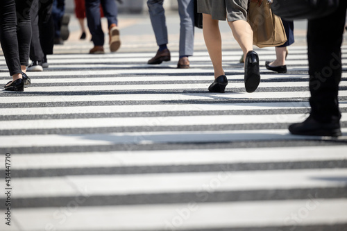 横断歩道を渡る女性の足元 © paru