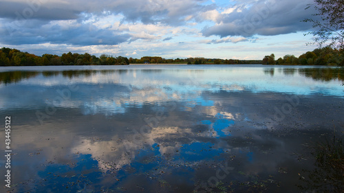 Fototapeta Naklejka Na Ścianę i Meble -  Réflexion sur le lac de la Monnerie à la Flèche 