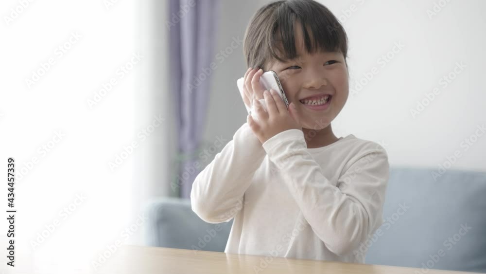 スマートフォンを使う女の子 スマートフォンを使う女の子