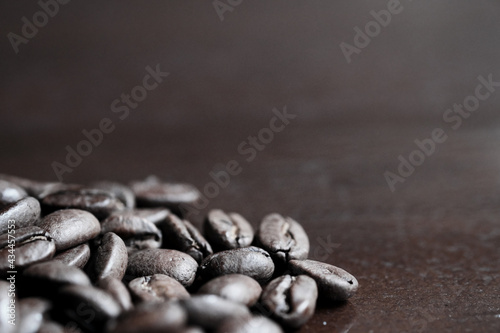 机の上に転がるコーヒー豆