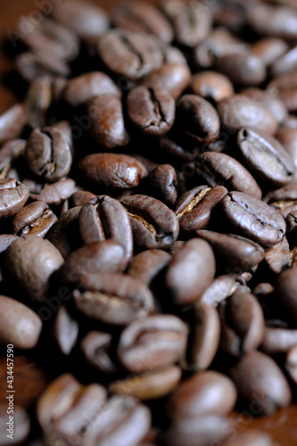 美味しいコーヒー豆のアップ「縦構図」