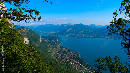 Lac d'Annecy sous un ciel bleu depuis les hauteur