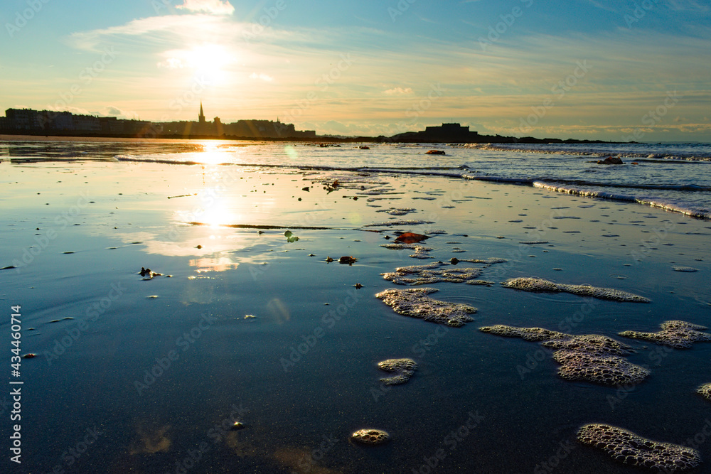 Plage de St Malo et ses reflets du l'eau