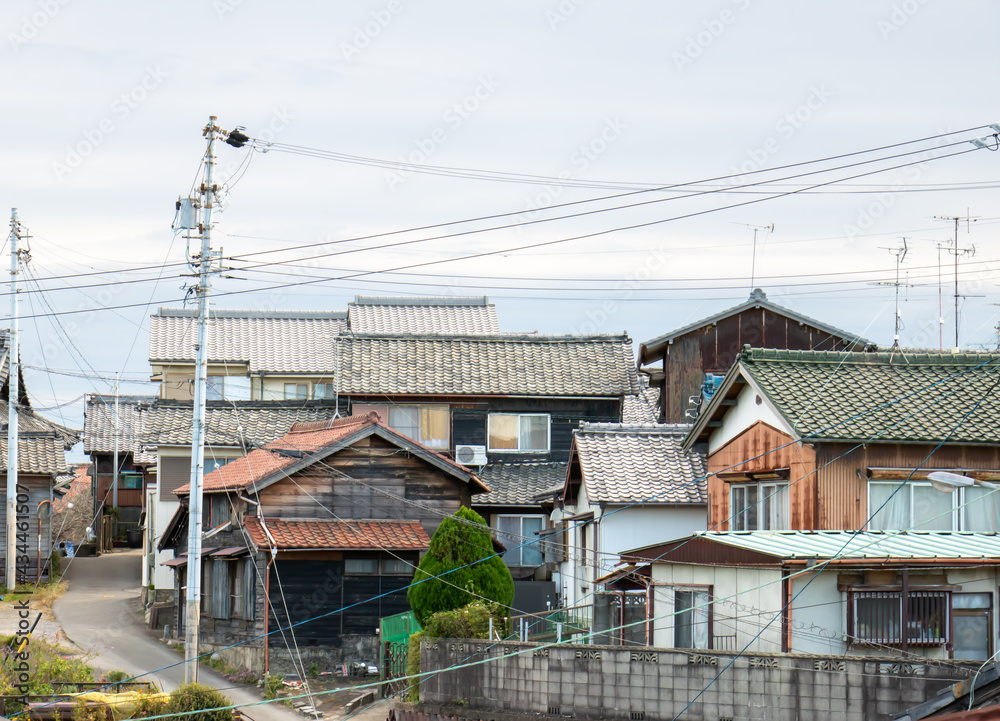 愛知県常滑市の風景　住宅街と海