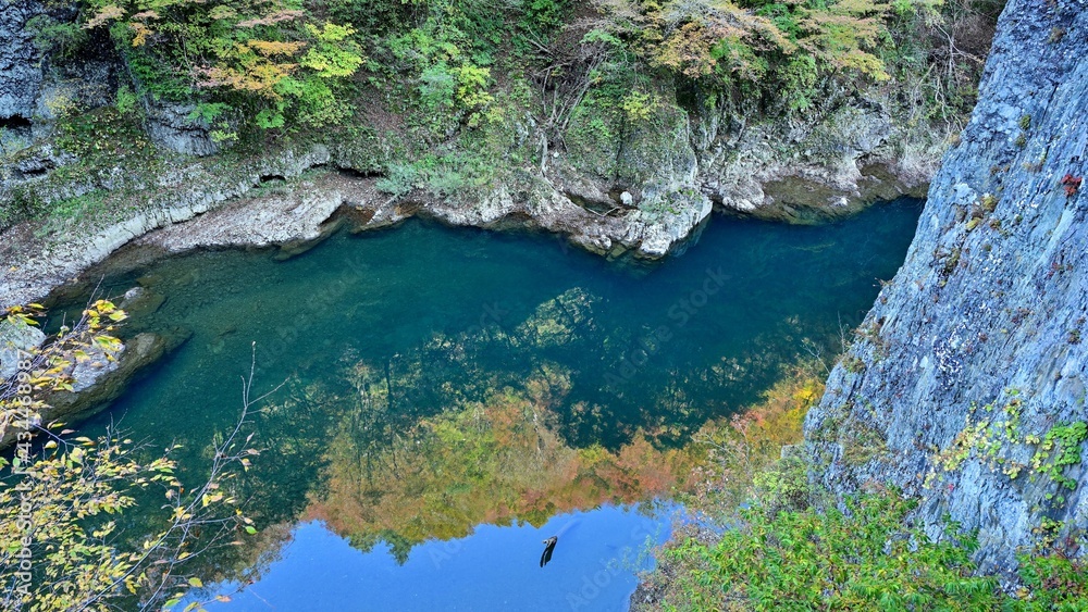 遊歩道から見た紅葉を映す抱返り渓谷の情景@秋田 遊歩道から見た紅葉を映す抱返り渓谷の情景@秋田