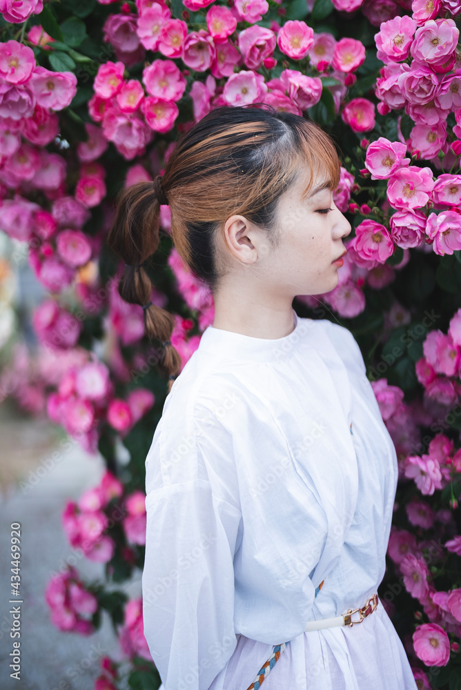 Fototapeta premium ローズガーデンにいる女性