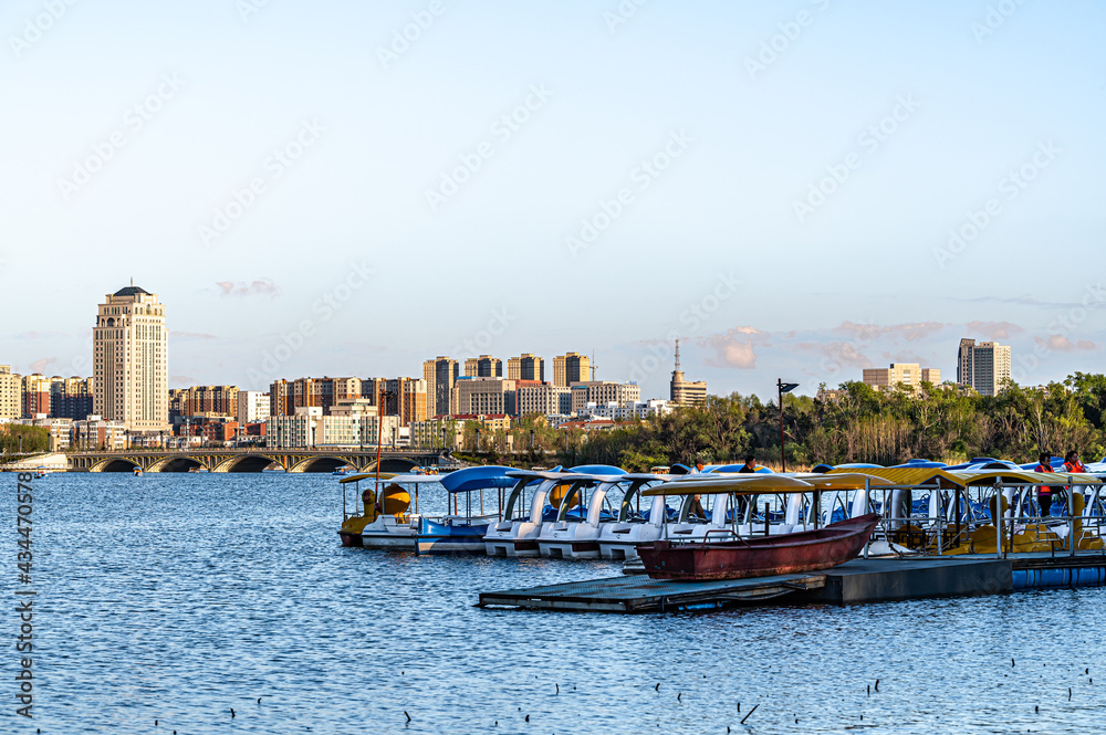 Obraz premium The scenery of Nanhu Park, Changchun, China in spring
