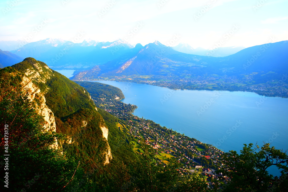 Lac d'Annecy et ses montagnes