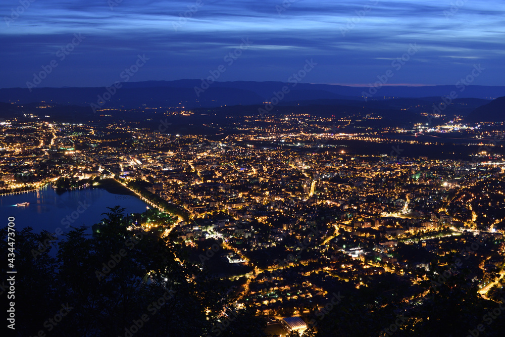 Ville d'Annecy éclairée de nuit depuis les hauteur