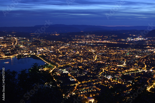 Ville d'Annecy éclairée de nuit depuis les hauteur © Loïc-Photo