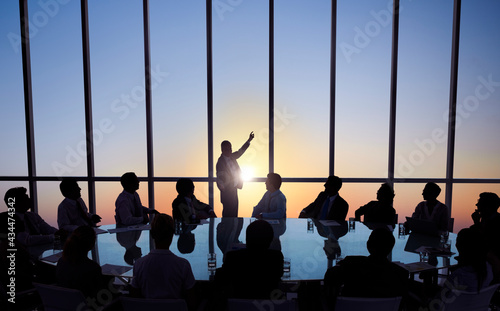Silhouette of business people in a meeting © Rawpixel.com
