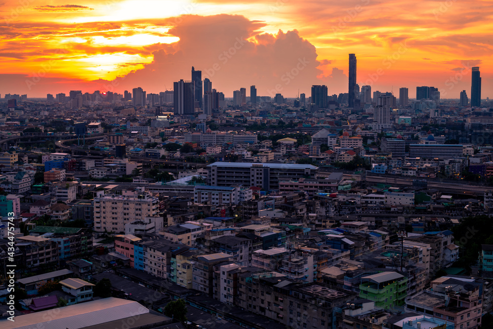 Obraz premium Tło widoku miasta z góry z ukrytym światłem wieczoru, rozmycie nocnych świateł, pokazujące rozmieszczenie apartamentowców, gęstą zabudowę mieszkaniową w społeczności stolicy