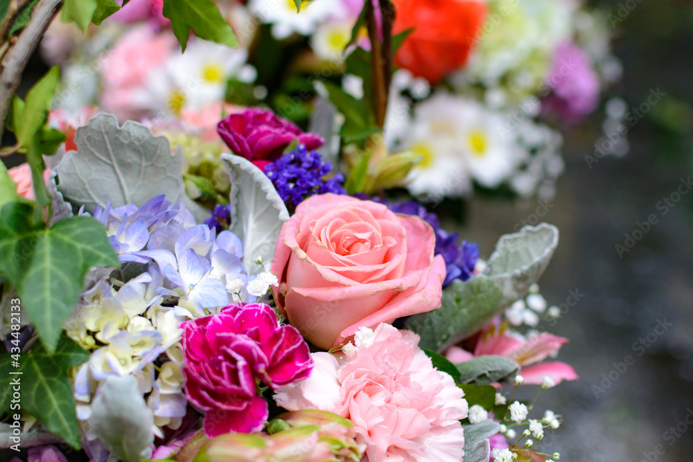 Bouquet of flowers of multiple colors. Beautiful and colorful bouquet of flowers with a variety of flowers.