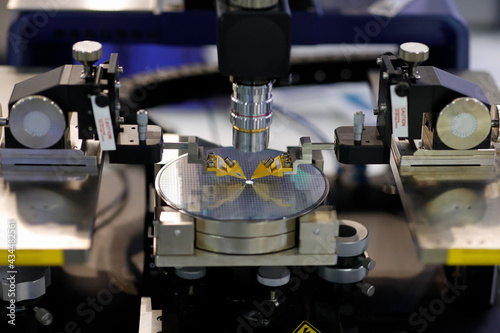 Obraz na plátně silicon semiconductor wafer on RF probe station