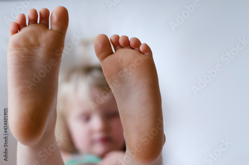 Fotografie baby bare feet