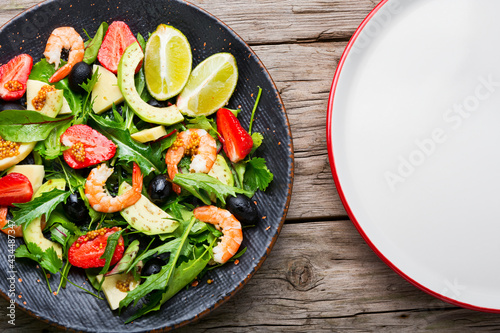 Summer salad with shrimps and strawberries