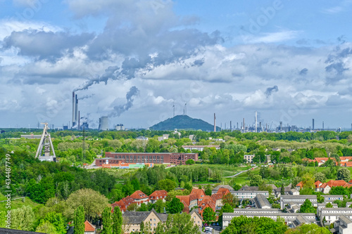 Blick über Industrie und Landschaft im Ruhrgebiet bei Gelsenkirchen