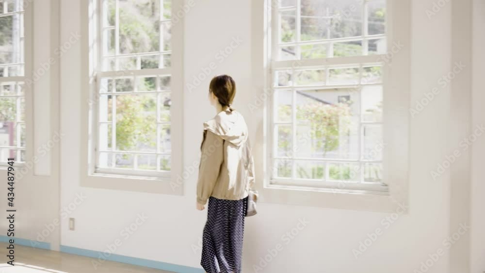 レトロな建物の中にいる女性 レトロな建物の中にいる女性
