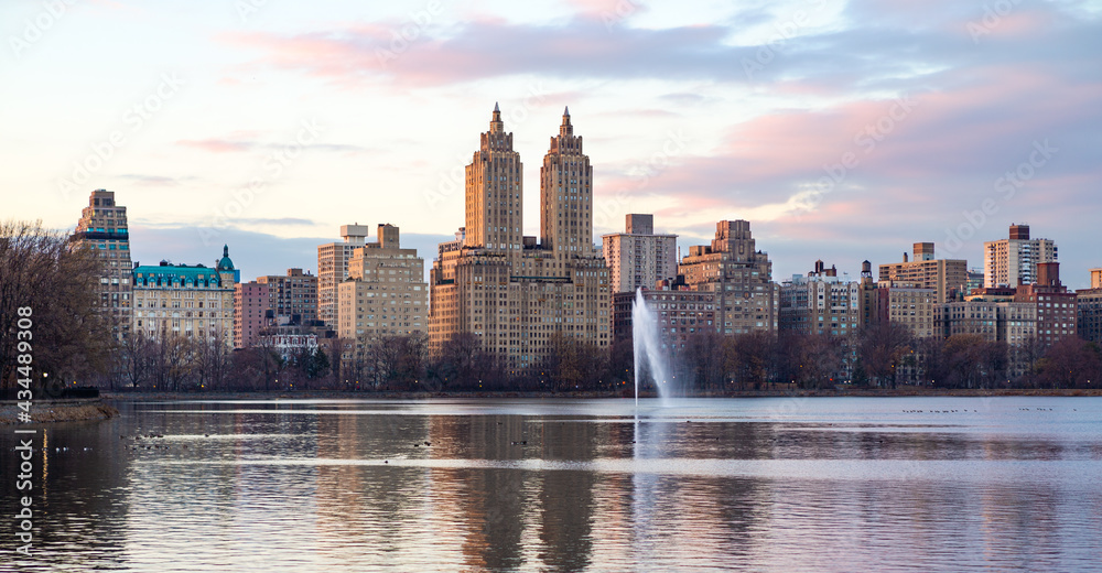 Obraz premium Jacqueline Kennedy Onassis Reservoir, and buildings along Central Park West, in winter time, Manhattan, New York. 
