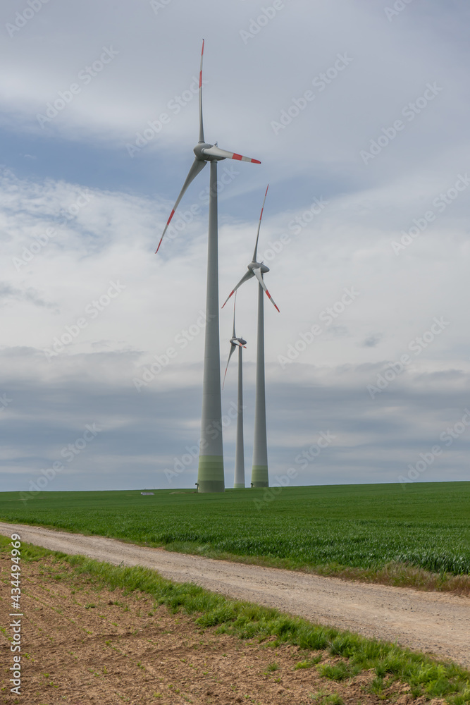 Windkraftanlagen mit Feldern in freier Natur. Rhein-Hessen, Deutschland, in der Nähe von Mainz.