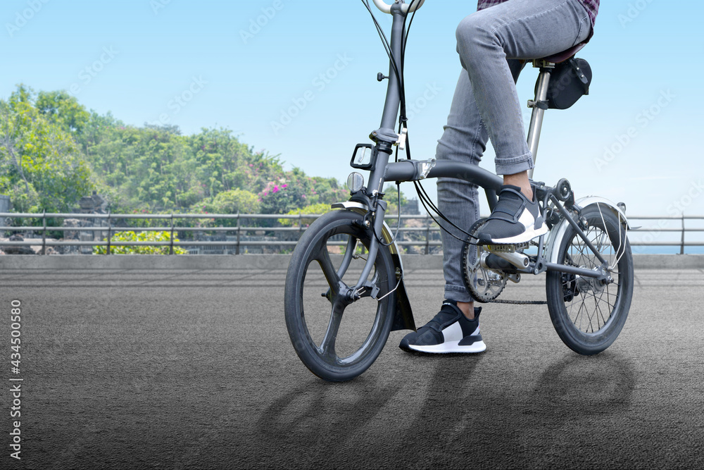 Obraz premium Man on the bicycle