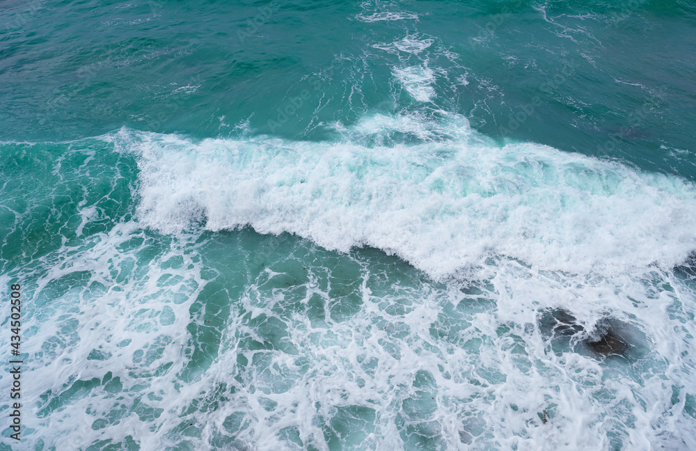 Obraz premium view of ocean waves and a fantastic rocky shore