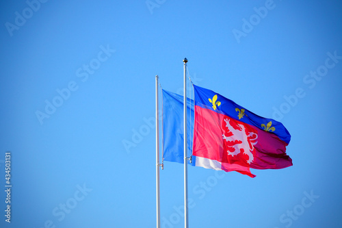 Drapeaux de Lyon et de la France, isolés dans un ciel bleu et propre photo