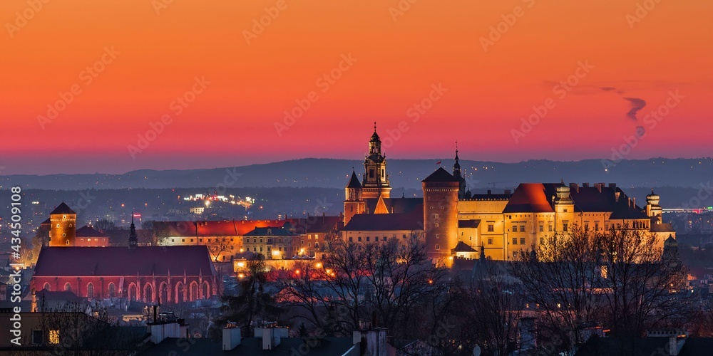 Widok na Wawel z Kopca Krakusa po zachodzie słońca - obrazy, fototapety, plakaty 