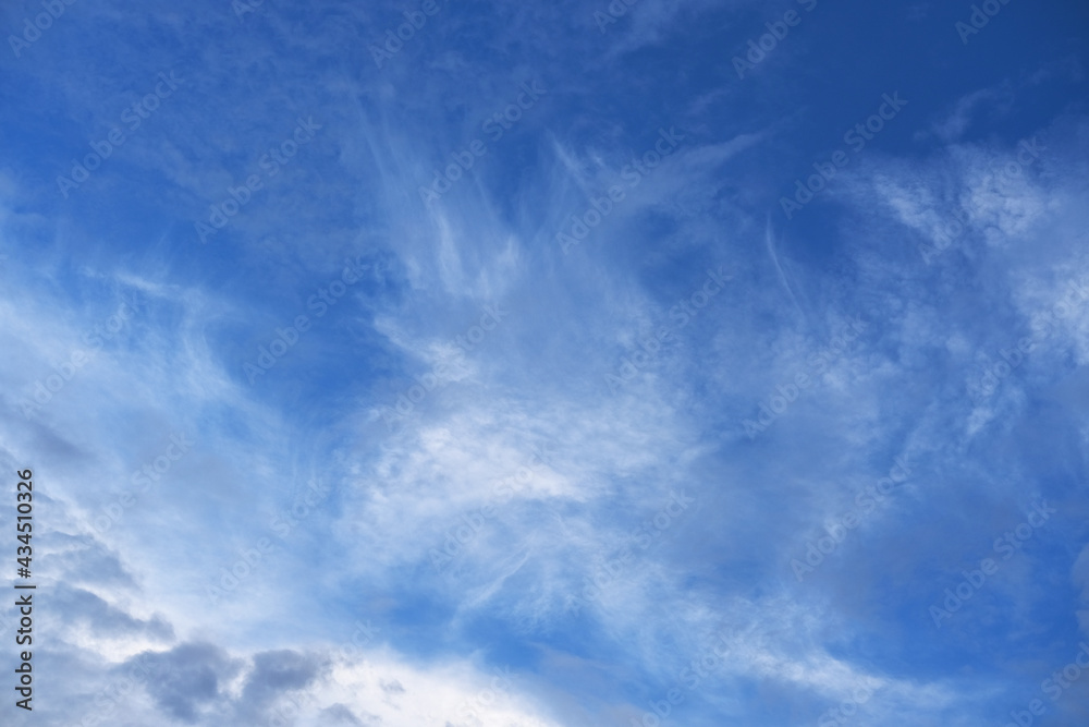 Schöner blauer Himmel mit leichter Bewölkung Schöner blauer Himmel mit leichter Bewölkung