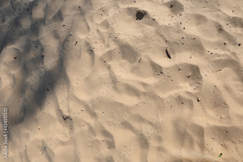 Das Sandbild: weicher weiße Sanstrand, Struktur. Sandstrand mit Fußspuren.
 photo