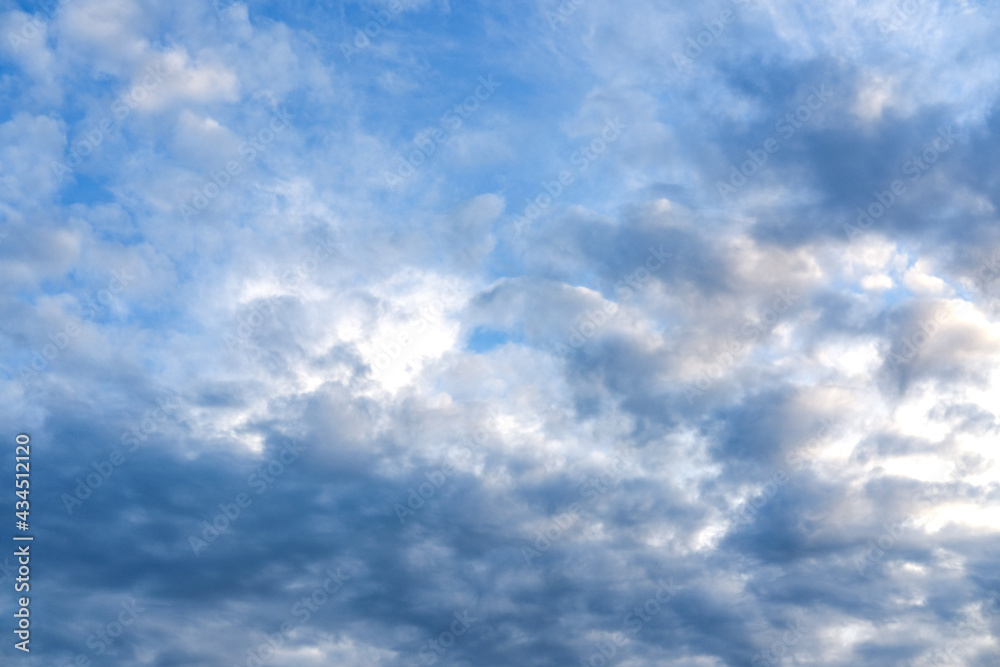 Wolkenfront mit mystischem, unwirklichem Licht vor blauem Himmel