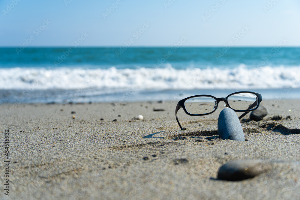 砂浜とメガネ