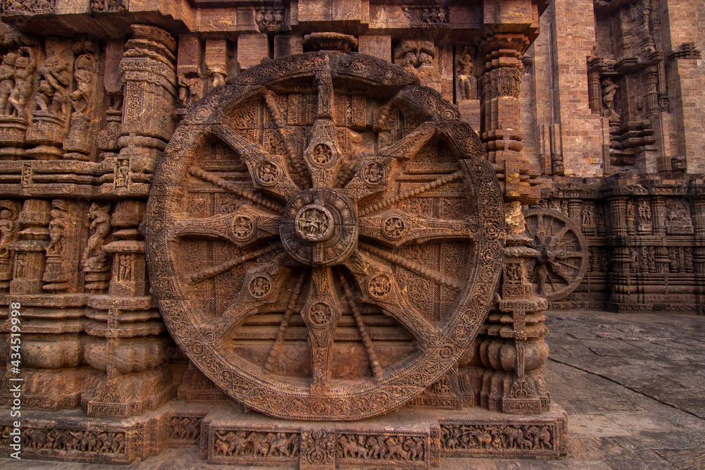Fototapeta premium Closer look of the splendid chariot wheel, Sun temple Konark