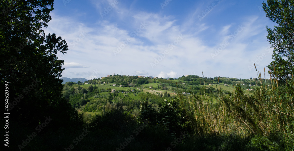 Obraz premium Panorama lungo il sentiero del gambero nero nelle Marche