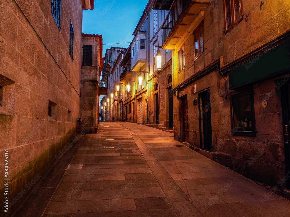 Una calle en el casco antiguo de Pontevedra cuando se empieza a hacer de noche