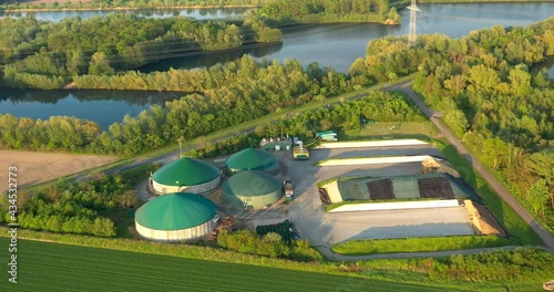 Umwelt Energieerzeugung Biomasse Biogasanlage regenerative Energie - co2 frei - emissionsfrei photo