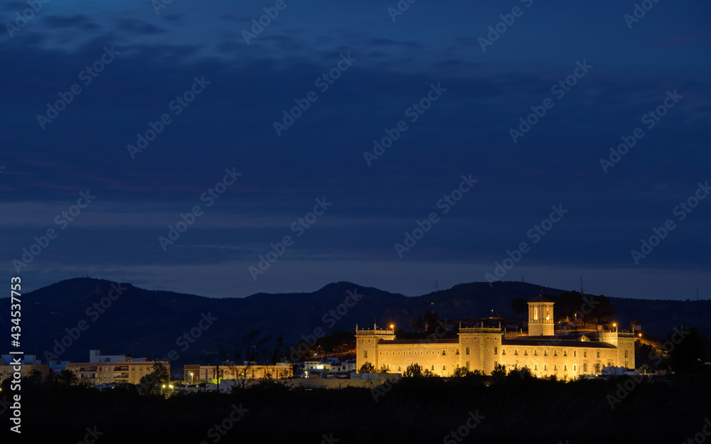 Vista al atardecer del Real Monasterio de El Puig de Santamaría, en la provincia de Valencia. Comunidad Valenciana. España. Europa