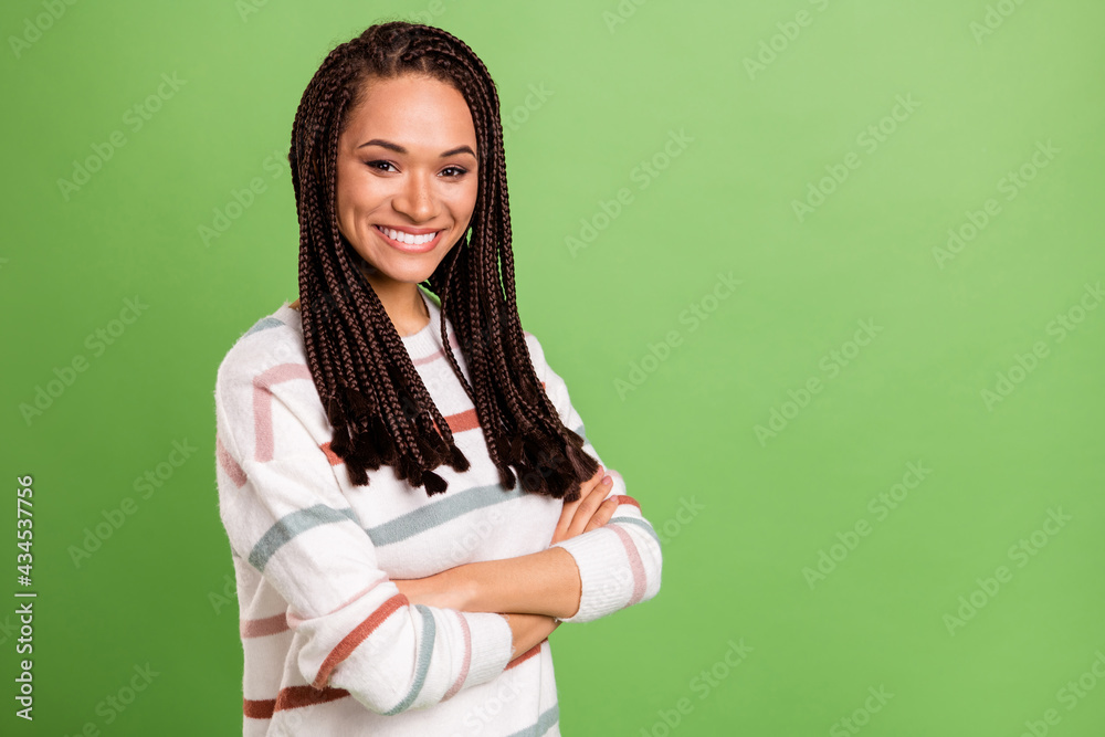 Photo of charming nice dark skin woman smile empty space hold hands crossed isolated on green color background Photo of charming nice dark skin woman smile empty space hold hands crossed isolated on green color background