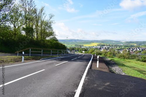 neue Straße über Hochkreuz zwischen Thür und Mendig, mit extrem breitem Radweg photo