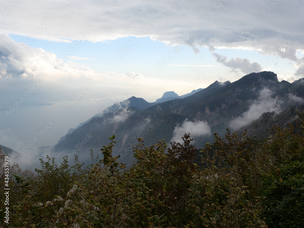 Wolkenbedecktes Bergpanorama Wolkenbedecktes Bergpanorama